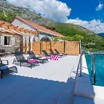 Baan With Epic View And Private Pool Apartman Ljuta